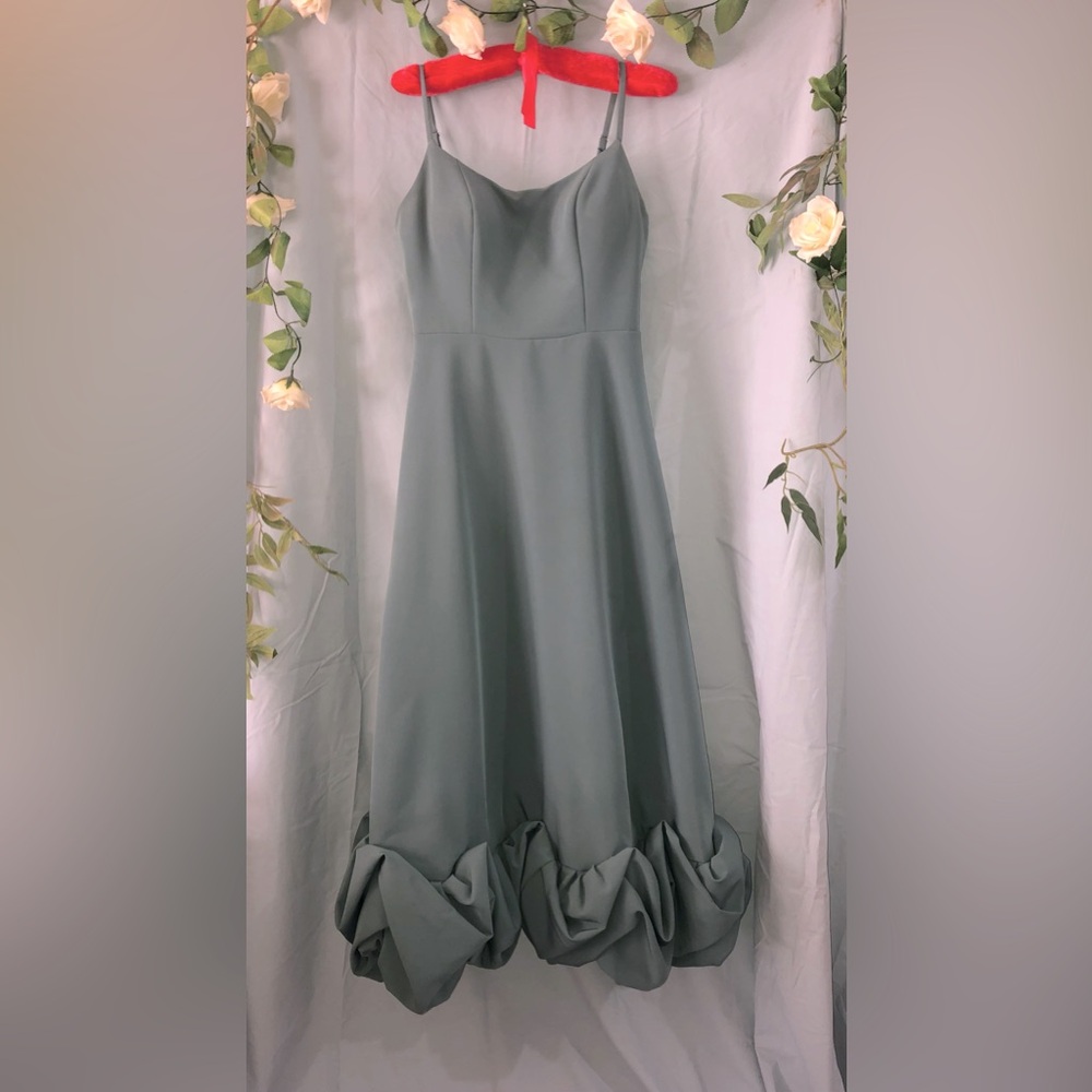 Elegant Green Dress with Ruffled Hem